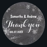 Sticker Rond Merci de tableau de bord de snowflèches d'hiver mo<br><div class="desc">Envoyez votre Merci mariage avec ce thème de mariage de snowflakes d'hiver moderne avec un tableau noir élégant, élégant et original avec arrière - plan de snowflakes blancs. Un thème de mariage élégant noir et blanc parfait pour le merveilleux d'hiver, le thème mariage de Noël.Le texte est entièrement personnalisable. ....</div>