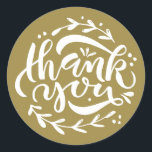 Sticker Rond Merci d'or Calligraphie moderne Wreath<br><div class="desc">Envoyez des remerciements avec ce mignon autocollant en or et blanc. Il présente de la calligraphie moderne blanche "merci" avec des feuillages. Cet autocollant de script de remerciement est parfait pour les mariages,  baby showers,  douches nuptiales,  fêtes d'anniversaire et tout autre événement.</div>