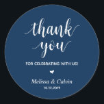 Sticker Rond Merci, fête avec nous, Cadeaux de Mariage<br><div class="desc">Merci pour fêter avec nous des autocollants. C'est un autocollant parfait à utiliser dans votre mariage ou autre célébration,  par exemple,  fête d'anniversaire,  fête d'anniversaire,  Baby shower,  répétition mariage,  cadeaux pour les invités,  autocollants de faveur,  et d'autres. Bleu de marine moderne minimaliste.</div>