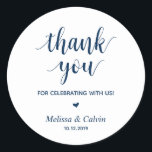 Sticker Rond Merci, fête avec nous, Cadeaux de Mariage<br><div class="desc">Merci pour fêter avec nous des autocollants. C'est un autocollant parfait à utiliser dans votre mariage ou autre célébration,  par exemple,  fête d'anniversaire,  fête d'anniversaire,  Baby shower,  répétition mariage,  cadeaux pour les invités,  autocollants de faveur,  et d'autres. Bleu de marine moderne minimaliste.</div>