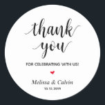 Sticker Rond Merci, fête avec nous, Cadeaux de Mariage<br><div class="desc">Merci pour fêter avec nous des autocollants. C'est un autocollant parfait à utiliser dans votre mariage ou autre célébration,  par exemple,  fête d'anniversaire,  fête d'anniversaire,  Baby shower,  répétition mariage,  cadeaux pour les invités,  autocollants de faveur,  et d'autres.</div>