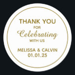 Sticker Rond Merci, fête avec nous, Cadeaux de Mariage<br><div class="desc">Ajoutez une touche d'élégance à votre célébration mariage avec ces autocollants blancs ronds personnalisés. Avec les initiales de la mariée et du marié, ces autocollants sont parfaits pour sceller les invitations, décorer les faveurs, ou ajouter une touche personnelle à tout aspect de votre mariage. La forme ronde classique et l'arrière...</div>