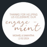 Sticker Rond Merci Fiançailles orange brûlé<br><div class="desc">Personnalisez facilement ces élégantes et minimalistes faveurs de mariage merci autocollants avec seulement quelques clics. Parfait pour la partie d'engagement merci faveurs.</div>