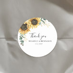 Sticker Rond Merci floral de tournesol Eucalyptus<br><div class="desc">Créez un autocollant floral de tournesol moderne grâce à ce modèle mignon avec de beaux bouquets fleuris rustiques, des feuilles d'effet or géométrique, avec une typographie simple moderne. CONSEIL : Des cartes de suite mariage comme RSVP, des programmes de mariage, des bannières, des tapisseries, des étiquettes cadeaux, des affiches, et...</div>