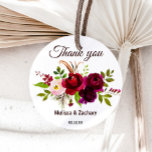 Sticker Rond Merci floral simple Bourgogne Favoriser<br><div class="desc">Ces autocollants ronds simples et bordeaux vous remercient pour les stickers ronds classiques sont parfaits pour un mariage moderne. Le design élégant et radieux bordo illustré comprend des fleurs élégantes, pêche, rouge foncé, rose, blanche, aquarelle, bordeaux et immaculées, soigneusement groupées en un bouquet étonnant sur un lit de verdure ravissant....</div>