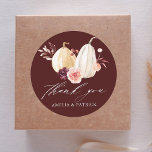 Sticker Rond Merci Mariage Citrouille de la Bourgogne<br><div class="desc">Cet autocollant de remerciement mariage présente des citrouilles blancs et jaunes d'aquarelle ornés de fleurs bordeaux,  marrons et roses rousses sur les feuilles d'automne. Pour une personnalisation plus avancée de cette conception,  cliquez sur le lien "Customiser plus loin". Des articles correspondants sont également disponibles.</div>