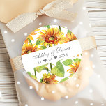 Sticker Rond Merci Mariage de tournesol aquarelle<br><div class="desc">Merci à vos invités avec ces beaux stickers personnalisés de faveur de mariage avec un design de tournesol aquarelle. Parfait pour ajouter une touche de soleil à des faveurs, des cadeaux ou des sacs à gâter. Customisez avec vos noms et la date du mariage pour une conservation unique. Ces autocollants...</div>