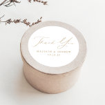 Sticker Rond Merci Mariage moderne Elegant Gold Script<br><div class="desc">Élégant autocollant de mariage affichant "Merci" dans un magnifique script de calligraphie or avec un arrière - plan blanc ou couleur de votre choix. Personnalisez les autocollants de remerciement modernes avec vos noms et date mariage. Les autocollants de remerciement du mariage d'or sont parfaits pour sceller les enveloppes de carte...</div>