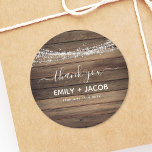 Sticker Rond Merci Mariage rustique<br><div class="desc">Prenez le charme rustique de votre journée de mariage avec notre Sticker Mariage rustique Farmhouse. Ces stickers enchanteurs sont la touche finale parfaite pour express votre gratitude à ceux qui ont partagé votre journée spéciale. Conçus avec une attention minutieuse aux détails, ces autocollants présentent des éléments d'inspiration rustique tels que...</div>