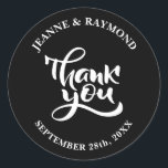 Sticker Rond Merci personnalisé Black Wedding Favoriser<br><div class="desc">Élever vos faveurs de mariage avec notre "Merci personnalisé Black Wedding Favor Classic Round Sticker". Personnalisable avec vos noms ou date mariage, cet autocollant présente un design noir élégant et une typographie sophistiquée. Idéal pour sceller des sacs de faveur ou améliorer des boîtes cadeaux, il ajoute une touche personnelle et...</div>