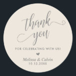 Sticker Rond Merci pour célébrer avec nous, Mariage<br><div class="desc">Merci pour fêter avec nous,  Sticker rond Mariage classique,  dans le gris foncé et crème thème.</div>