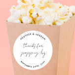 Sticker Rond Merci pour Popping par le Mariage Popcorn Favors<br><div class="desc">Merci pour Popping par Mariage Popcorn Favors Stickers</div>