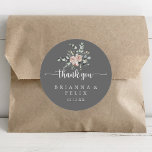 Sticker Rond Merci rose rose rose classique Favoriser mariage<br><div class="desc">Ce classique rose rose gris merci mariage faveur classique rond autocollant est parfait pour un mariage rustique. Le design est composé d'élégantes aquarelles rose poussiéreuse et de feuillage vert, soigneusement assemblés en de beaux bouquets avec un arrière - plan gris. Faites de l'autocollant votre propre étiquette en incluant vos noms,...</div>