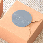 Sticker Rond Merci simple élégant Mariage Dusty Blue<br><div class="desc">Cette simple calligraphie vous remercie coller avec le nom de la mariée et du marié avec la date.</div>