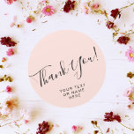 Sticker Rond Merci typographie minimaliste rose<br><div class="desc">Merci typographie minimaliste rose blush classique rond collant élégant typographie simple minimaliste rose blush "merci" autocollant pour dire merci à vos amis pour votre Mariée,  Anniversaire,  Anniversaire,  sucré 16e... .</div>