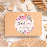 Sticker Rond Merci typographie pastel prairie fleurs sauvages<br><div class="desc">typographie Merci prairie fleurs sauvages,  parfait pour les faveurs de la mariée ou du baby shower avec pastel joli rose,  violet,  fleurs orange et feuilles verdoyants.</div>