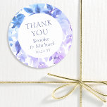 Sticker Rond Merci Watercolor Wisteria Floral Mariage<br><div class="desc">Stickers Mariage Floral Merci Purple Aquarelle Wisteria présente des fleurs élégantes de glycine à l'aquarelle en lavande douce et violet avec feuilles verts sur un arrière - plan blanc avec "Merci" dans un script de calligraphie moderne violet avec vos noms et la date mariage ci-dessous. Conçu pour vous par Evco...</div>