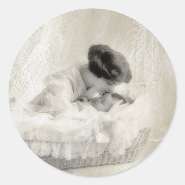 Sticker Rond Mère vintage Bébé baisant à Bassinet (Devant)