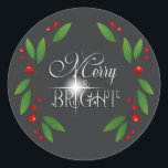 Sticker Rond Merry Berry Bright Christmas Swag D591<br><div class="desc">Ce bel autocollant de Noël est orné d'une bordure de feuilles verts et de baies rouge vif et d'un élégant design typographique de "Joyeux et brillants" surmonté d'une étoile brillante sur un arrière - plan au charbon de bois. Recherchez ID591 pour voir tous les produits de coordination pour ce mix...</div>