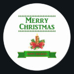 Sticker Rond Merry Christmas Candle (grn/rouge)<br><div class="desc">Bougie de Noël avec Joyeux Noël en vert écrit au-dessus de la bougie et bannière verte disant Joyeuses Fêtes en rouge ci-dessous.</div>