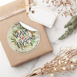 Sticker Rond Merry Christmas Holly Wreath Return Adresse Étique<br><div class="desc">Joyeux Noël Calligraphie Typographie Script avec Holly Floral Wreath Retourner Adresse Étiquettes Modèles. Aquarelle rouge et verte Berry botanique de Noël et Pins. Joyeux voeux de Noël Joyeux Noël brillant Collections de voeux de Noël de la saison des Fêtes.</div>