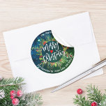 Sticker Rond Merry Christmas Holly Wreath Return Adresse Étique<br><div class="desc">Joyeux Noël Calligraphie Typographie Script avec Holly Floral Wreath Retourner Adresse Étiquettes Modèles. Aquarelle rouge et verte Berry botanique de Noël et Pins. Joyeux voeux de Noël Joyeux Noël brillant Collections de voeux de Noël de la saison des Fêtes.</div>