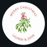 Sticker Rond Merry Christmas Mistletoe Nouveau marié<br><div class="desc">Envoyez votre carte de fin de année avec un peu d'amour cette année avec cet autocollant de vacances avec un design d'aquarelle Mistletoe avec feuilles verts et ruban rouge.</div>
