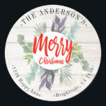 Sticker Rond Merry Christmas Rustic Wreath Return Adresse Label<br><div class="desc">Un joyeux autocollant à fleurs rustiques feuille de Noël étiquette de adresse. Une jolie feuille sur un arrière - plan rustique en bois donne une impression de couronne de Noël aux mots Joyeux Noël. L'information sur le étiquette est facilement changée à la vôtre. Un accessoire fixe personnel de Noël</div>