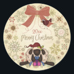 Sticker Rond Merry Christmas Wreath avec Père Noël Sheep et Bir<br><div class="desc">~Ce joli sticker Joyeux Noël présente une couronne de style vintage faite de flocons de neige uniques et surmontée d'un bel arc. Il y a aussi un mouton portant un chapeau de Père Noël,  ouvrant un cadeau et passer du temps de qualité avec son ami oiseau rouge.</div>