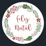 Sticker Rond Merry Christmas Wreath portugais, Feliz Natal<br><div class="desc">Vacances de Noël vert et rouge autocollants design de couronnes pour enveloppes et cadeaux etc,  avec les mots Joyeux Noël en portugais : Feliz Natal</div>