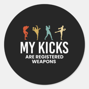 Sticker Rond Mes coups de pied sont des armes enregistrées Kick
