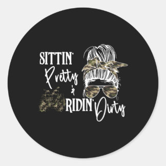 Sticker Rond Messy Bun Sittin Pretty Ridin-Dirty Pays Sud