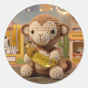 Sticker Rond Mignon singe au crochet tenant une banane au zoo