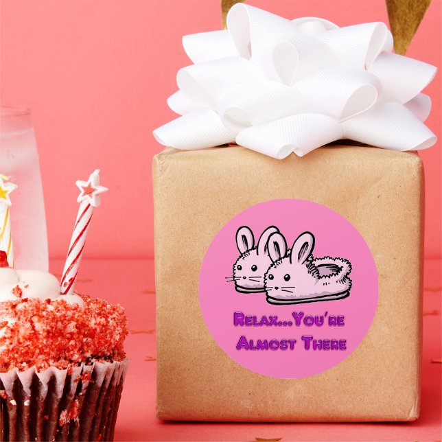Sticker Rond Mignonne, Comfy Motivation Pink Bunny Lapin Chauss (Créateur téléchargé)