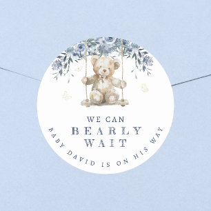 Sticker Rond Mignonne Ourson Bleu à peine attendre Baby Shower