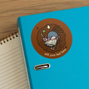 Sticker Rond Mignonne taupe de dessin animé étudiante écrivant