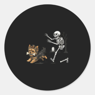 Sticker Rond Mignons squelettes drôles poursuivant les amoureux
