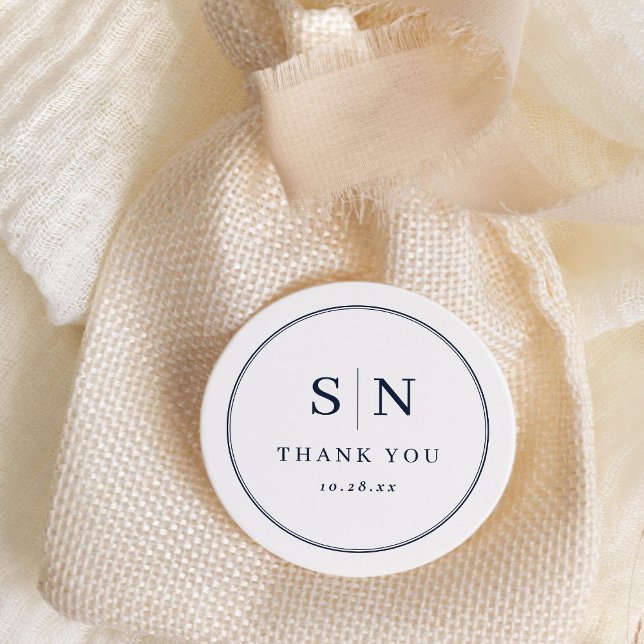 Sticker Rond Minimal et chic | Monogramme blanc et Mariage de m (Créateur téléchargé)