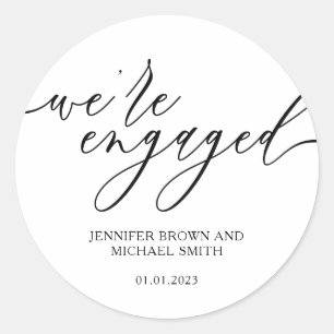 Sticker Rond Minimal Script Féminin Nous sommes fiancés