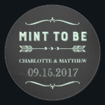 Sticker Rond Mint to Be Rustic Chalkboard Wedding Favor Tags<br><div class="desc">Monnaie à être mariage marque de service autocollants en vert menthe pastel clair,  motif de tableau rustique,  coeurs et flèches illustration et lettrage de style rustique vintage. Une belle façon de décorer les faveurs de mariage.</div>