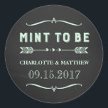Sticker Rond Mint to Be Rustic Chalkboard Wedding Favor Tags<br><div class="desc">Monnaie à être mariage marque de service autocollants en vert menthe pastel clair,  motif de tableau rustique,  coeurs et flèches illustration et lettrage de style rustique vintage. Une belle façon de décorer les faveurs de mariage.</div>