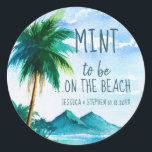 Sticker Rond Mint to Be Tropical Island Beach Wedding Favor<br><div class="desc">"Mint to Be on the Beach" personnalisé mariage avec un sticker de faveur île tropicale montagne et arrière - plan de palmier et personnalisée avec votre nom et votre date de mariage.</div>