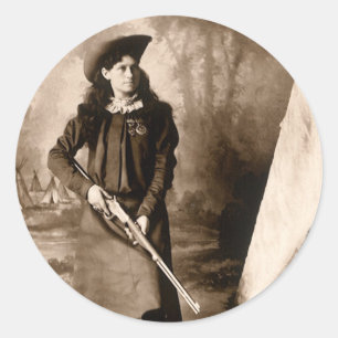 Sticker Rond Miss Annie Oakley avec fusil, portrait photo vinta