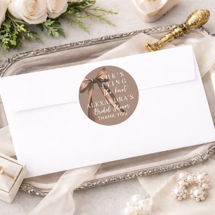 Sticker Rond Mocha Brown Elle Noue Le Nœud Papillon Réception D