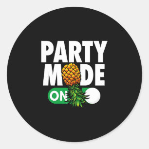 Sticker Rond Mode fête masculine sur un ananas à l'envers drôle