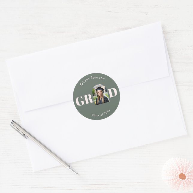 Sticker Rond Modern Sage Green Arch Photo Graduation Favor (Enveloppe)
