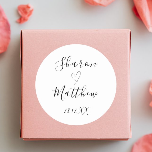 Sticker Rond Moderne écriture manuscrite noir et blanc pour mar (Handwritten script wedding sticker brings sleek black and white charm to packaging.)