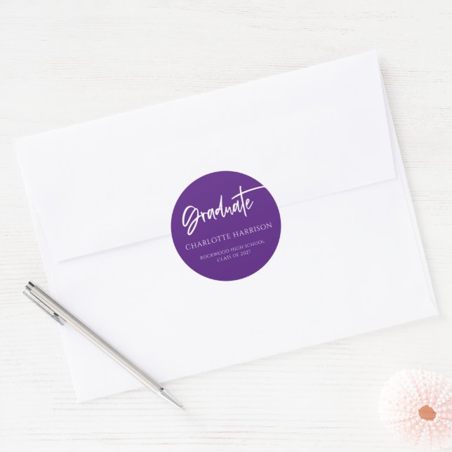 Sticker Rond Moderne Script Purple White Graduation (Enveloppe)