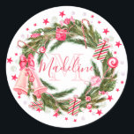 Sticker Rond Monogram Christmas Wreath<br><div class="desc">L'autocollant de la couronne de Noël comporte le monogramme et le nom. Parfait pour les cadeaux emballés ou les faveurs de fête.</div>