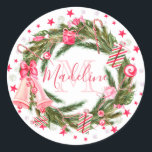 Sticker Rond Monogram Christmas Wreath<br><div class="desc">L'autocollant de la couronne de Noël comporte le monogramme et le nom. Parfait pour les cadeaux emballés ou les faveurs de fête.</div>